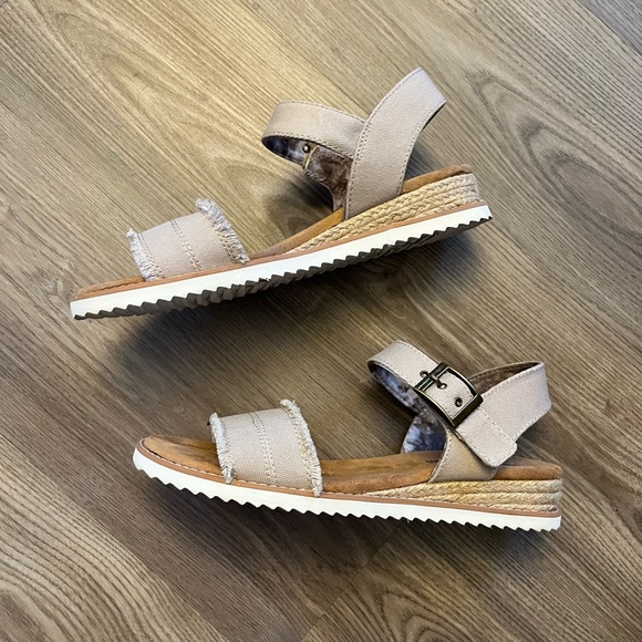 Bob from Skechers Memory Foam Canvas Sandals Velcro Ankle Straps - Picture 4 of 8